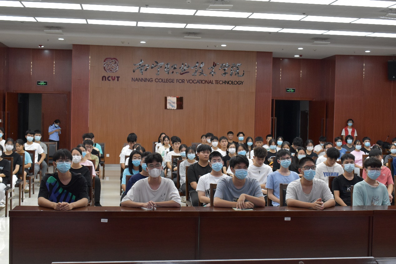 图片包含 人, 室内, 大, 男人描述已自动生成
