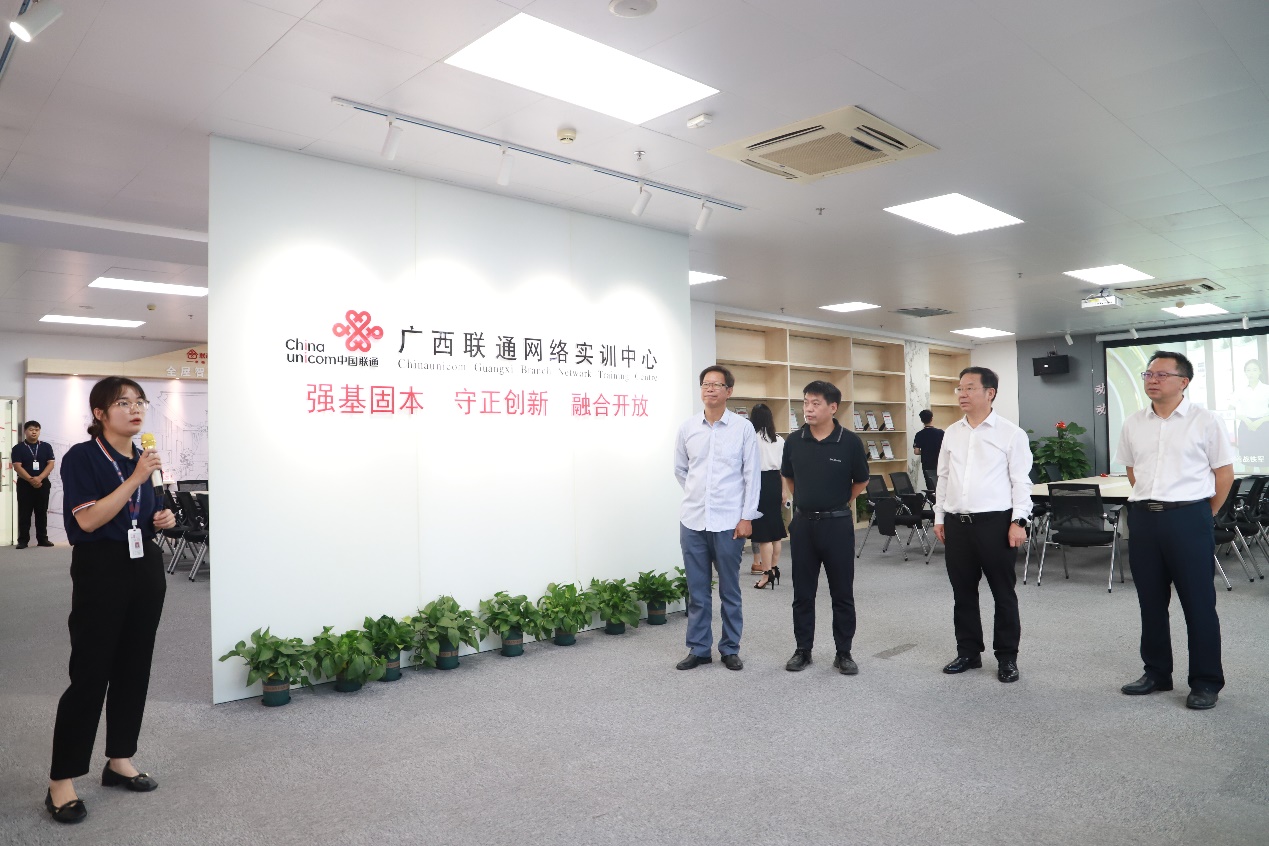 人们站在房间里中度可信度描述已自动生成