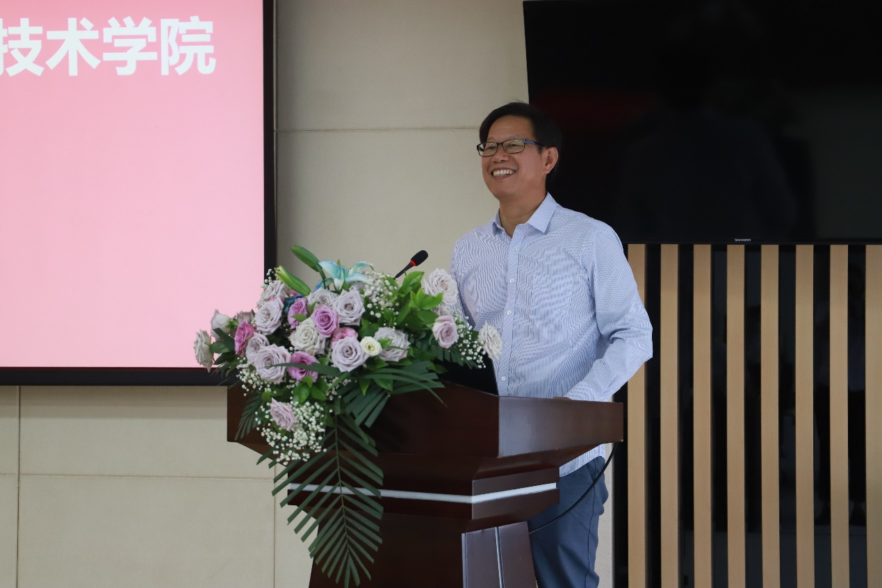 男人和女人站在花前中度可信度描述已自动生成