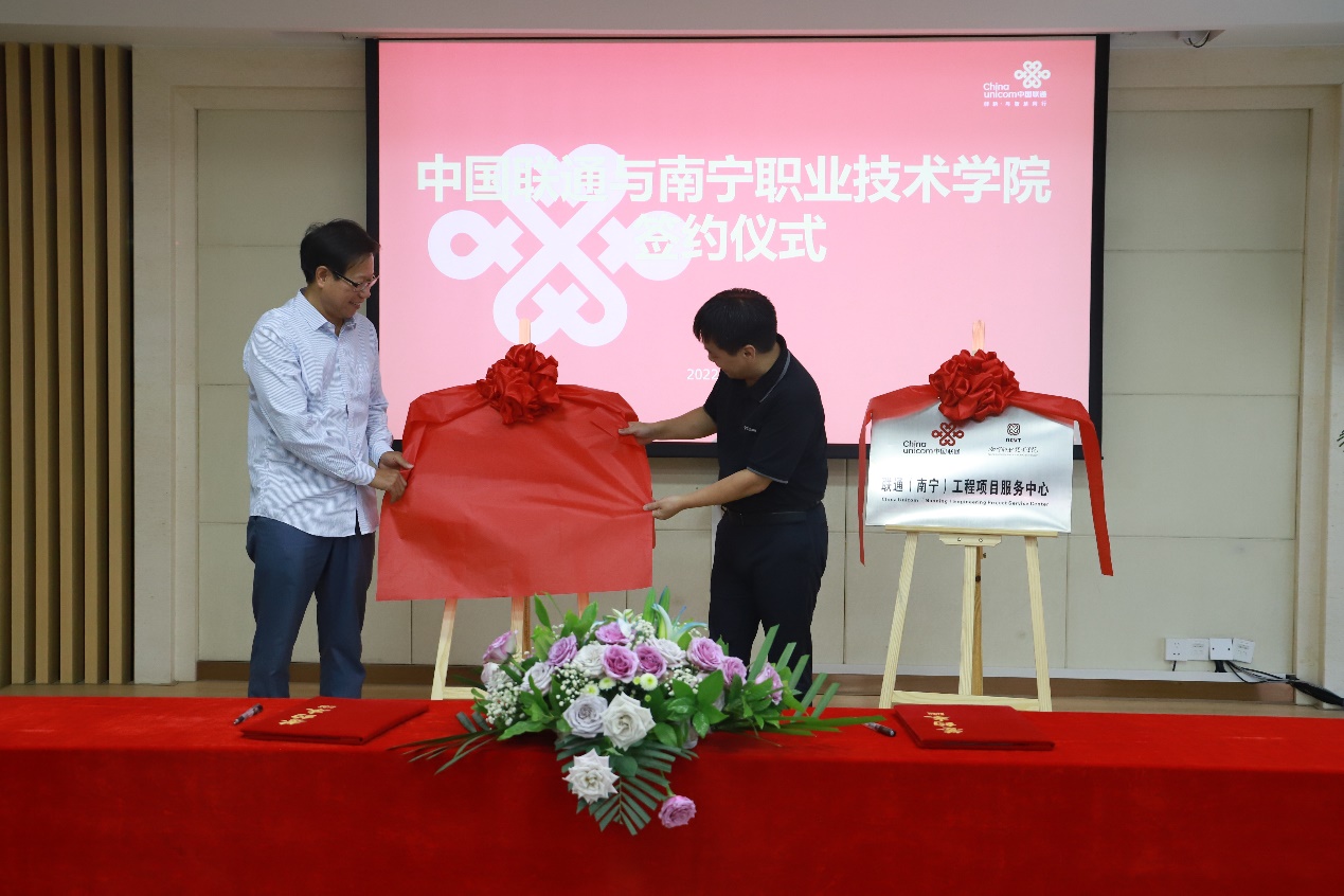 图片包含 室内, 桌子, 地毯, 女人描述已自动生成