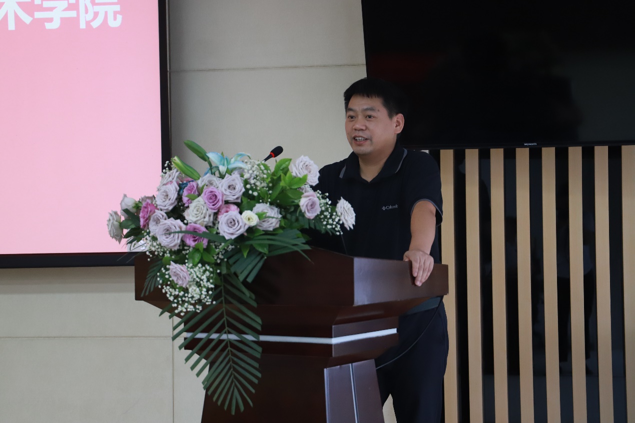 图片包含 人, 室内, 桌子, 男人描述已自动生成